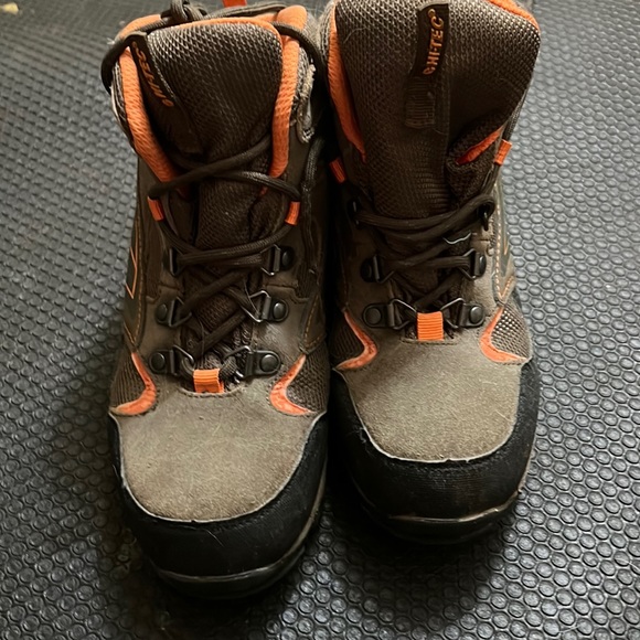 Hi tec kids waterproof hiking/ winter boots - Picture 1 of 5